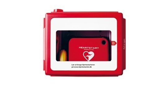 Hjertestarteren hænger lige indenfor hovedindgangen! Tilgængelig hele døgnet!